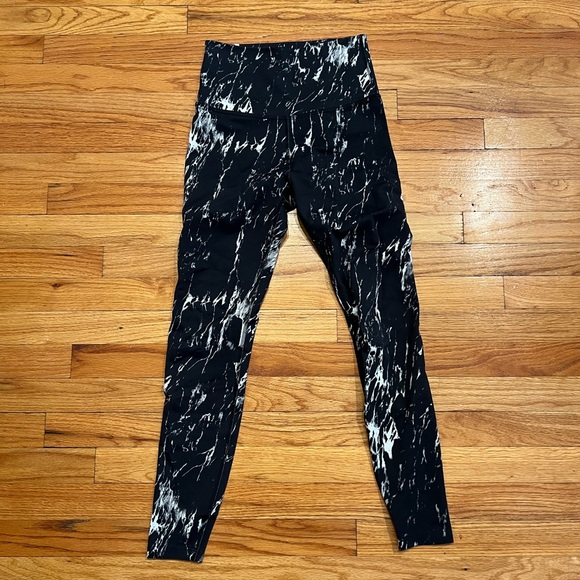Beautiful Black and White Marbled Beyond Yoga full length stretchy leggings - Picture 9 of 10